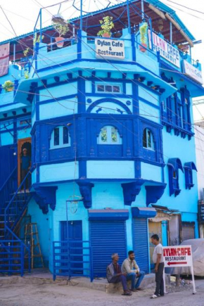 Dylan Cafe And Guest House